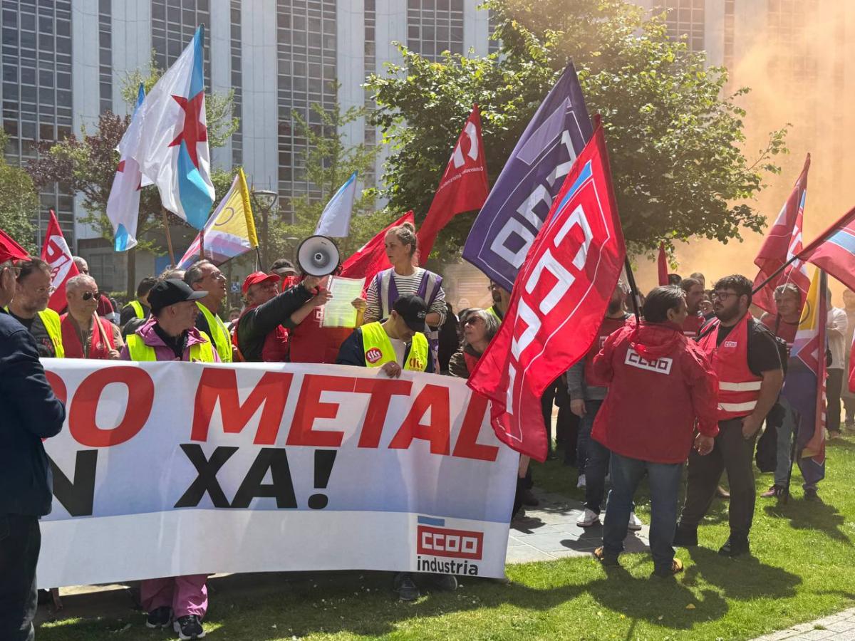 Persoas durante as manifestacions no metal da Coruña