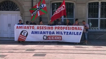 Concentracin de CCOO frente al Parlamento Vasco