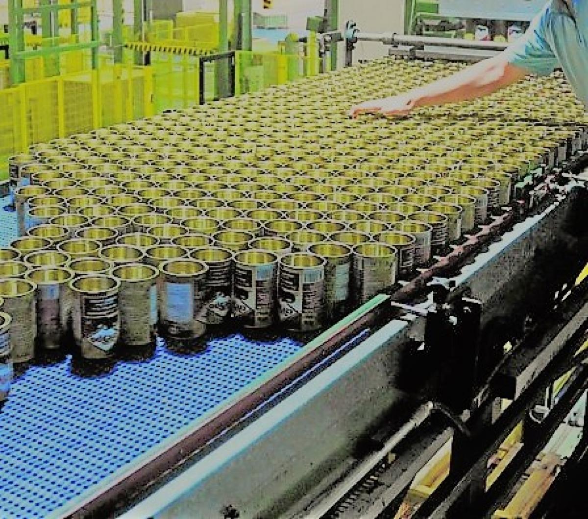 Fabricación de envases metálicos en un centro de la industria metalgráfica murciana