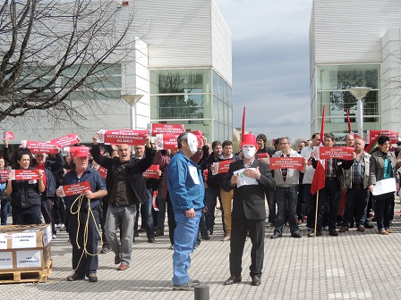 Delegados y delegadas de CCOO frente a la sede de Adegi en denfensa del Convenio Metal de Gipuzkoa