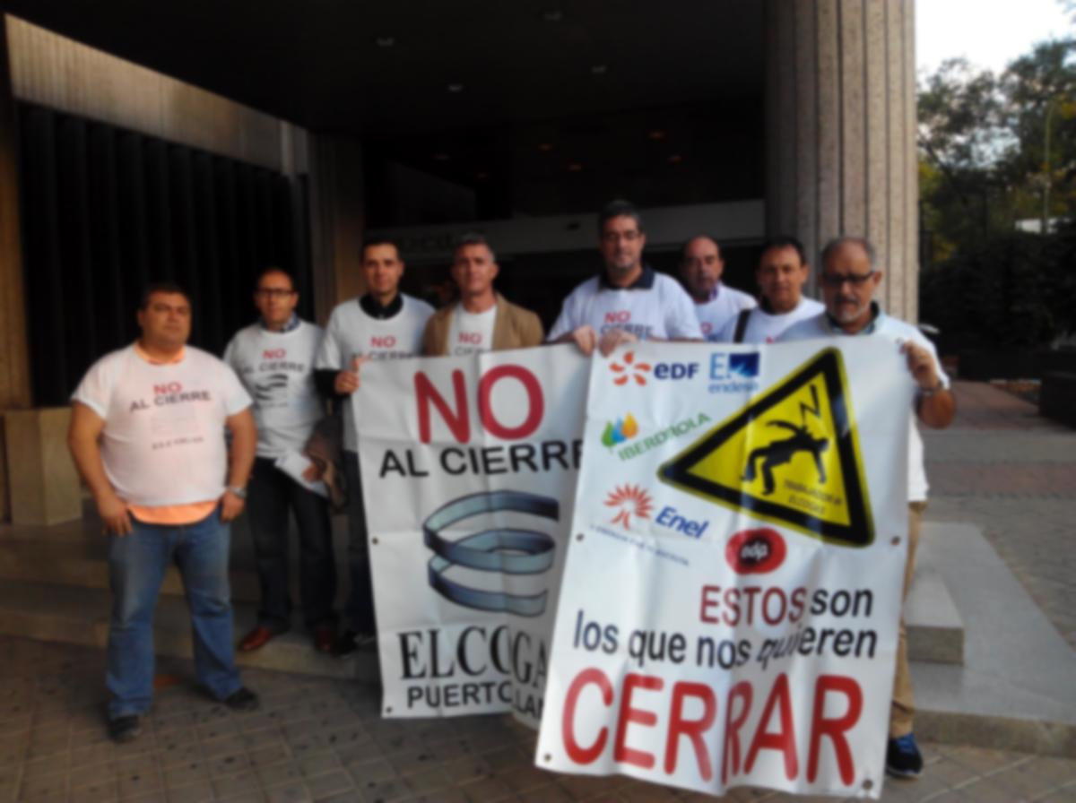 El comit de empresa de Elcogas ante la sede de la empresa en Madrid