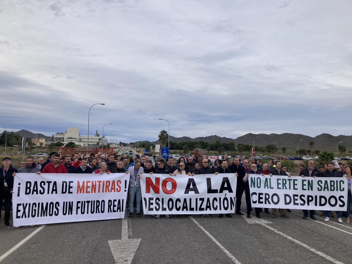Concentración de protesta ante el ERTE en SABIC Cartagena el 22 11 2022