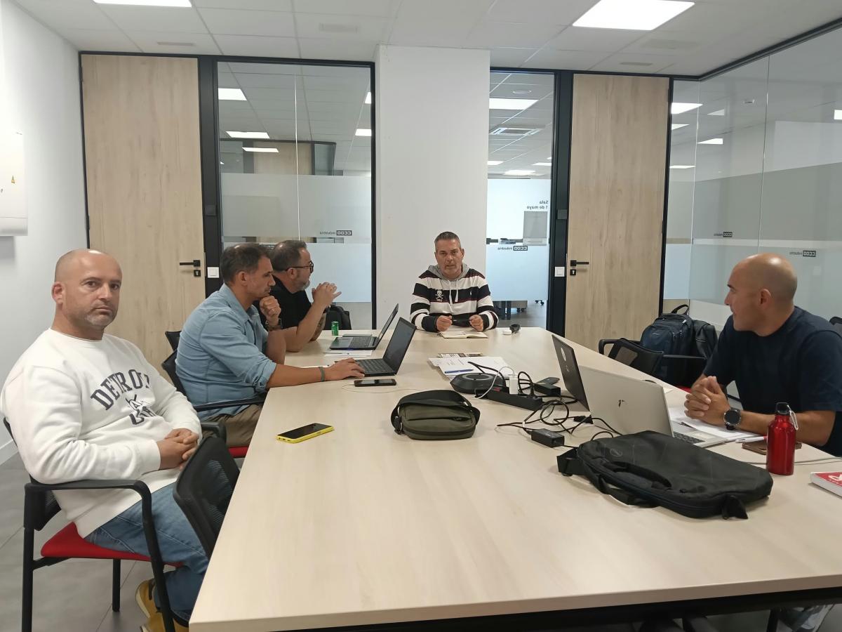 Parte de los delegados de reunieron en Madrid y el resto se conectó por videollamada