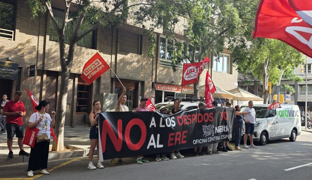 Concentración a las puertas del hotel donde sindicatos y empresa negociaban el ERE