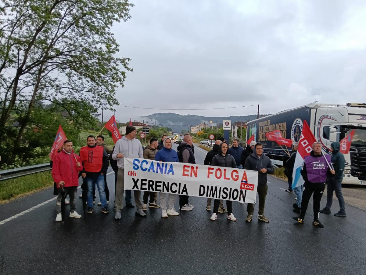 Traballadores da Scania durante o corte da N-120 este Luns