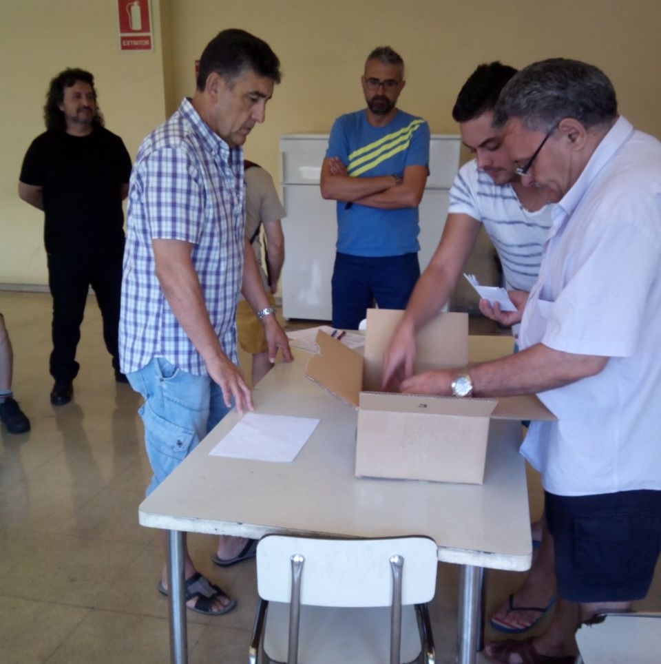 Momento en el que la mesa electoral, de TMD inicia el recuento de las papeletas.