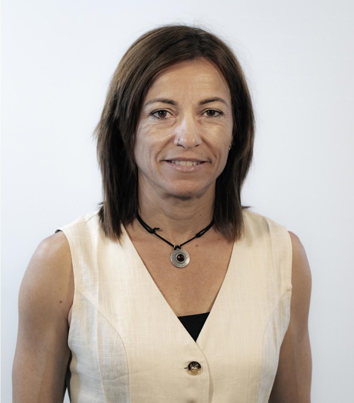 AURORA MARTNEZ MARTNEZ, responsable de Formacin Sindical. Esta licenciada en Biologa por la Universidad Autnoma de Barcelona, es trabajadora de la Agencia de Gestin Agraria y Pesquera de Andaluca (AGAPA) desde hace veinte aos. En 2007 se present a las elecciones sindicales y sali elegida como delegada de personal. Desde entonces forma parte de su seccin sindical. Fue en 2008 cuando se incorpor a la ejecutiva de la Federacin Agroalimentaria de CCOO de Andaluca, donde estuvo ocho aos, primero como responsable de Migraciones y Comunicacin y luego de Mujer y Juventud. Dio el salto a la federacin estatal en 2016 para encargarse de Mujer y Redes Sociales. Tras la fusin con Industria volvi a Andaluca y desarroll su trabajo en las reas de Mujer y Juventud. Regres a Madrid en 2022 para colaborar con la Escuela del Trabajo de la CS de CCOO y para hacerse cargo de la formacin sindical en CCOO de Industria. Naci en Manresa (Barcelona) el 28 de noviembre de 1976.