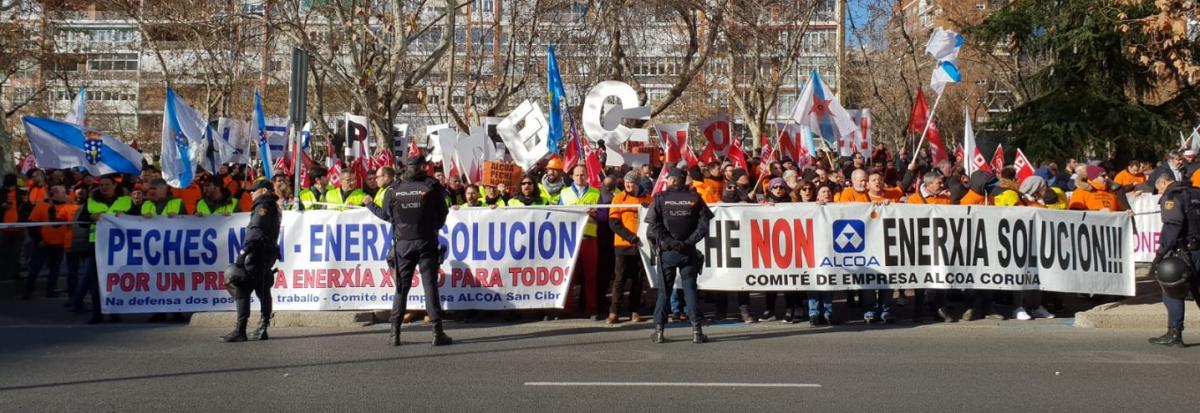 Concentracin de los trabajadores y trabajadoras de Alcoa frente al Ministerio de Industria