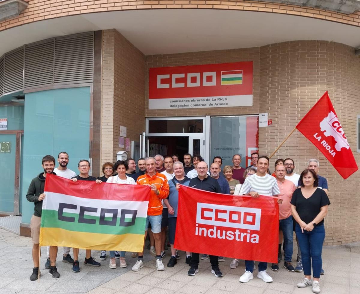 Representantes de las personas trabajadoras del sector del calzado en la sede de Arnedo tras la asamblea.