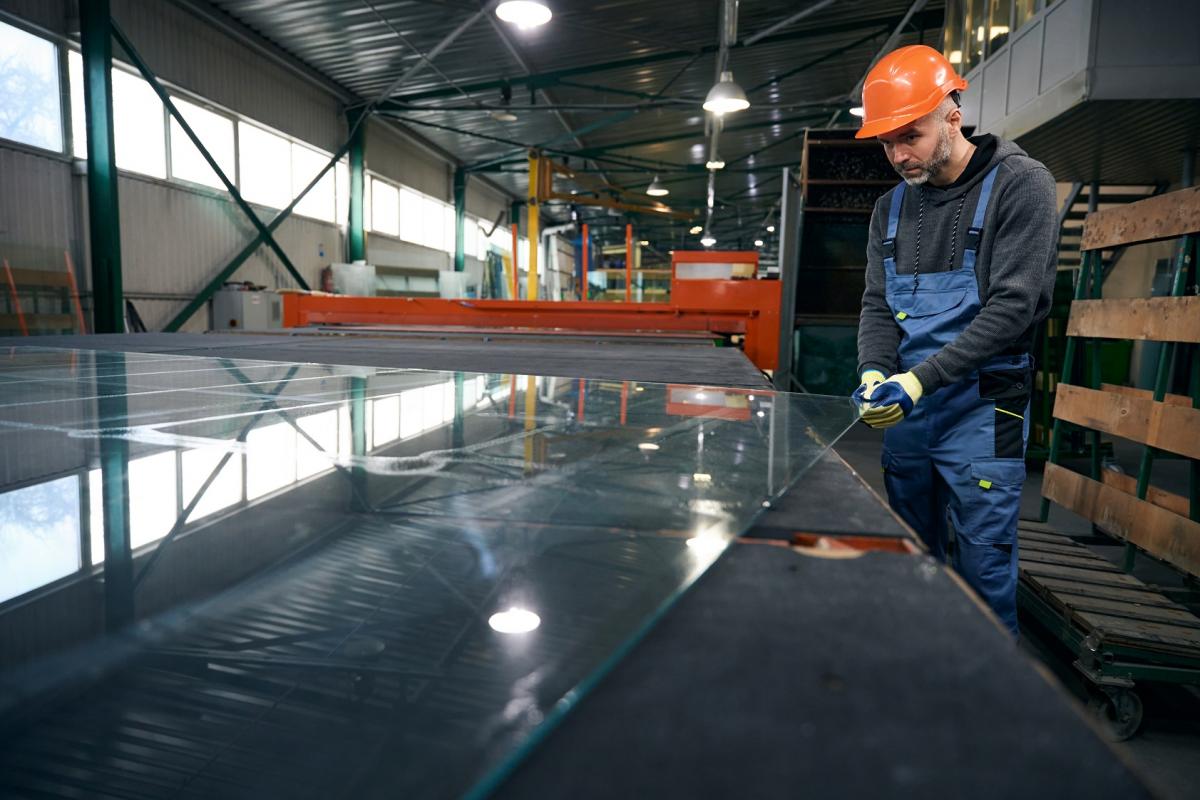 Trabajador en una fbrica de vidrio
