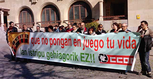 CCOO se ha concentrado en el centro de Gasteiz para condenar esta nueva muerte.