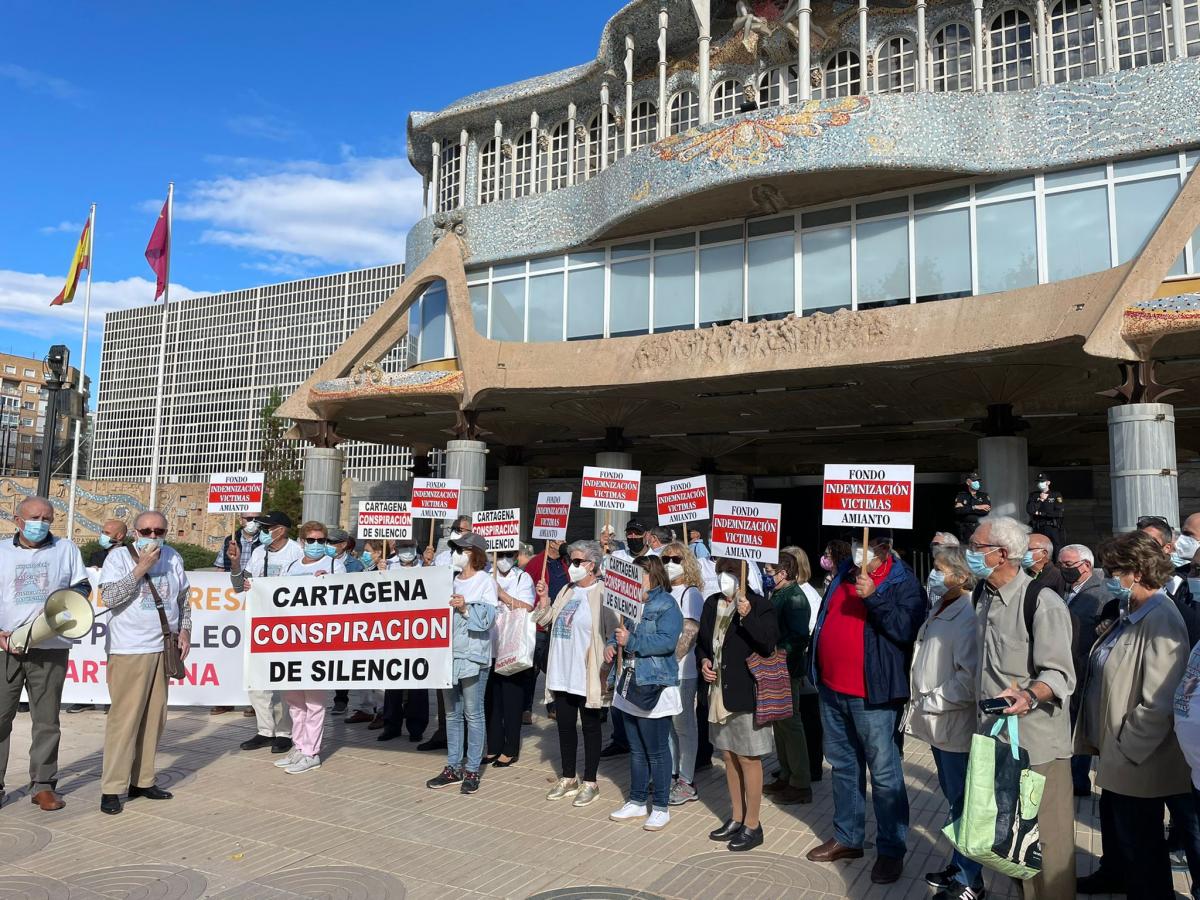 Concentración en solidaridad con las vícitimas del amianto en Cartagena. 4 de noviembre de 2021.