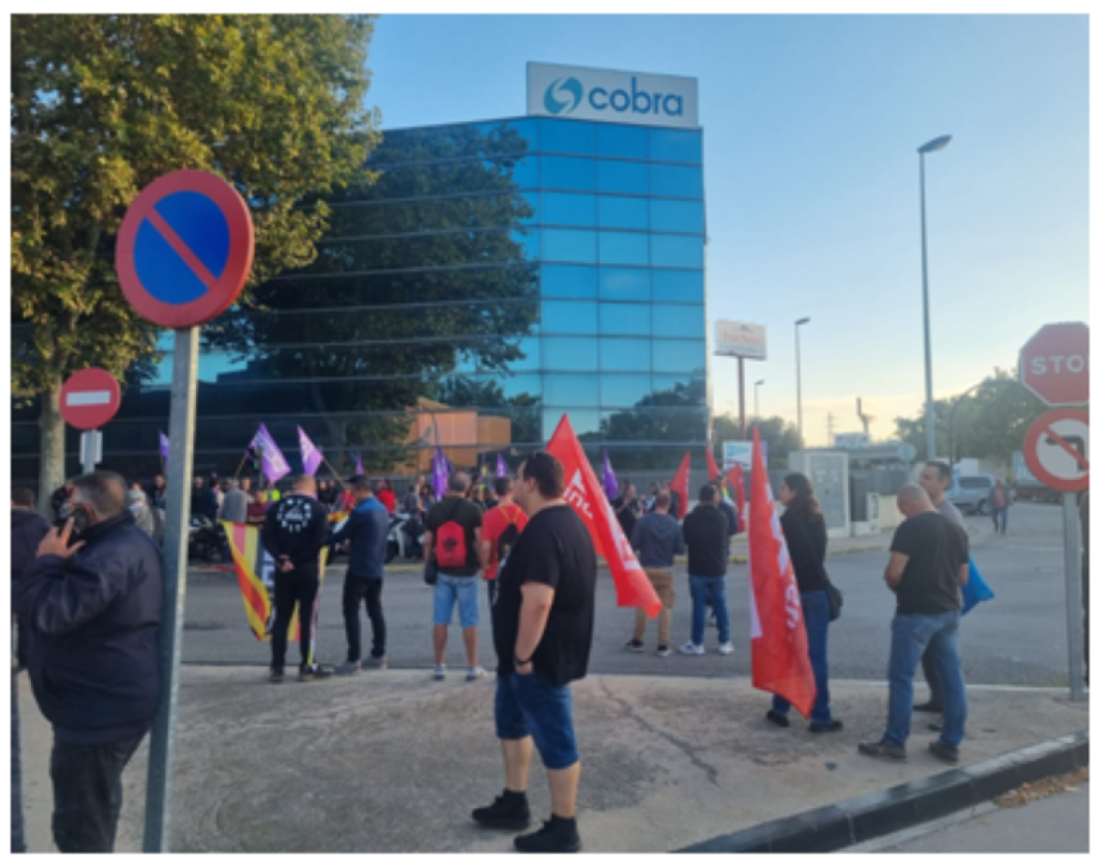 Momento de la concentración de ayer en Cobra Barcelona por los despidos en Cataluña.