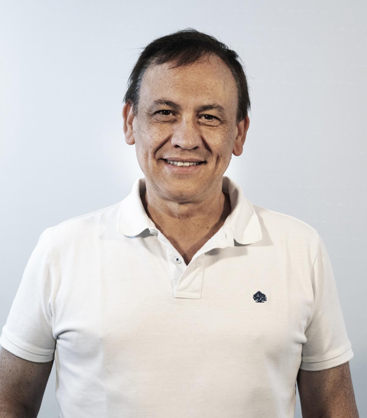JESS CRESPO TORRES, responsable de Energa y coordinador de Materias Primas y Bienes de Consumo. Durante cuatro aos, lider el conflicto para evitar el cierre de Elcogas (Ciudad Real), empresa donde inici su trayectoria sindical en los primeros aos de la dcada de los 2000. Lleg a ser el presidente del comit de empresa y el secretario de la seccin sindical. Estudi Administracin en un centro de formacin profesional de Madrid. En CCOO de Industria de Castilla-La Mancha fue el responsable de Formacin y Poltica Industrial. A CCOO de Industria lleg en el ao 2017 para incorporarse a la ejecutiva y encargarse de la industria base y del sector mineroelctrico. Actualmente es trabajador de Iberdrola. Naci en Madrid el 3 de marzo de 1965.