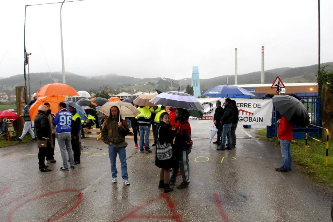 Concentracin de ayer a las puertas de la factora / Diario Montas