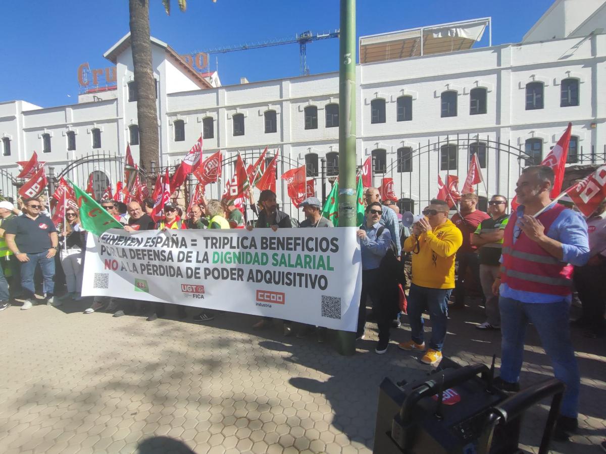 Concentración del 15 de abril ante la sede de Heineken en Sevilla