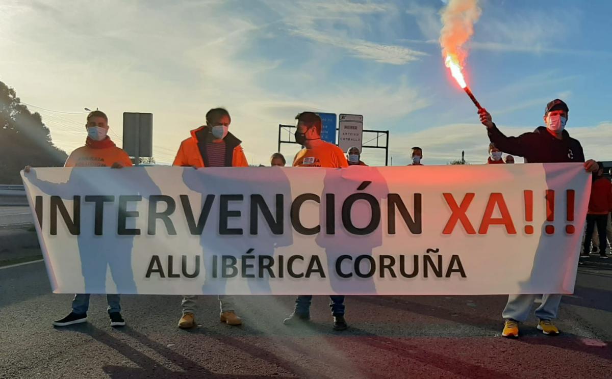 Un momento da concentracin s portas de Alu Ibrica, na tarde do xoves