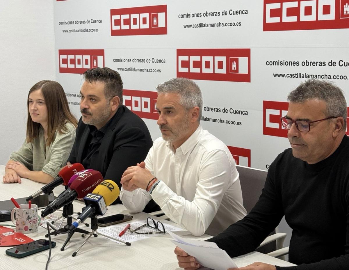 Responsables de CCOO de Cuenca y la Federación de Industria explicando el ERE de Mahle