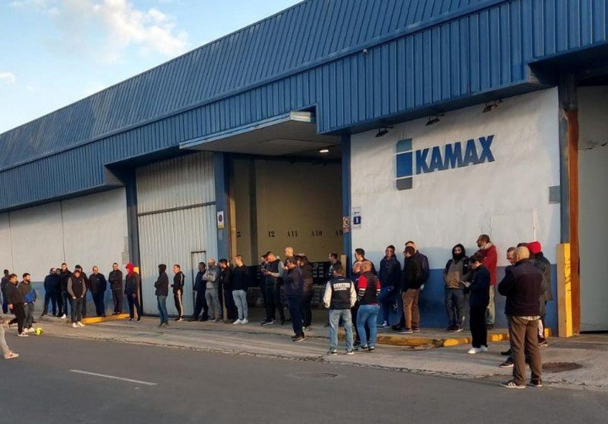 La plantilla de Kamax, de huelga,  concentrada en las puertas de las instalaciones de la empresa-