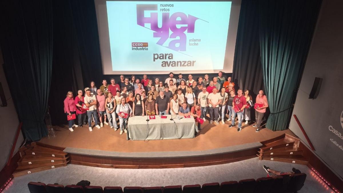 Los-as asistentes al  finalizar el acto.