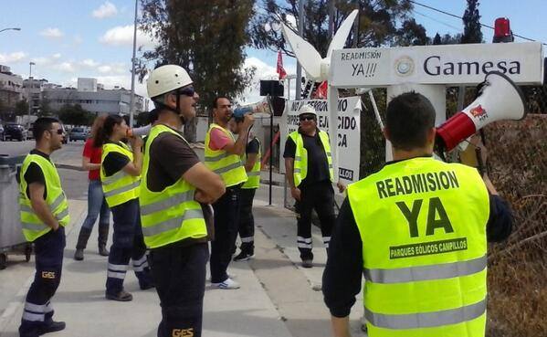 Acampada de los trabajadores despedidos frente a las oficinas de Gamesa en Torremolinos