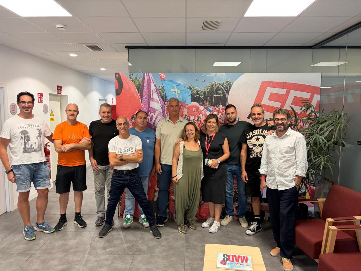 Ejecutiva de la Intercentros de CCOO en Nissan junto al secretario general de CCOO de Industria