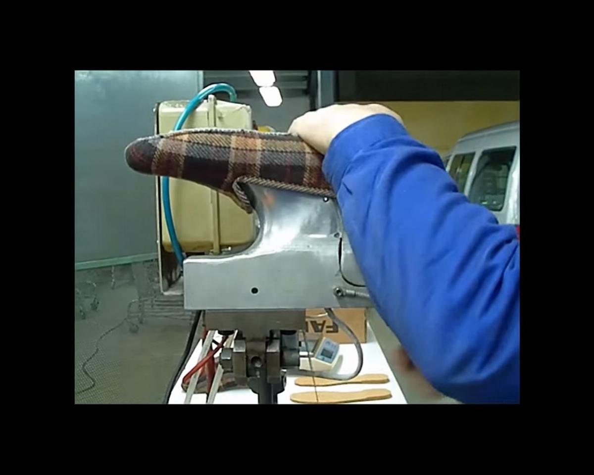 Fabricación de una zapatilla vulcanizada en una industria de la región de Murcia