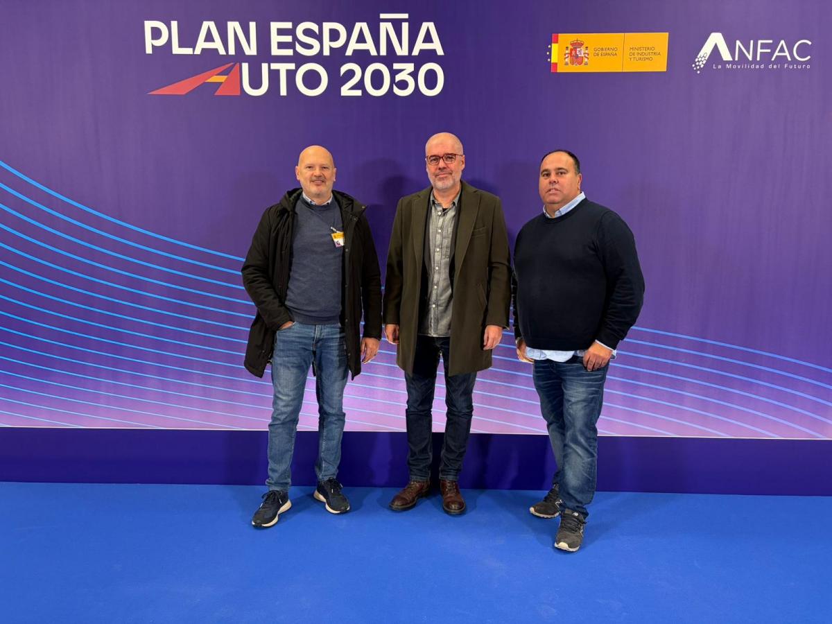 Unai Sordo, Rubén González y Raúl Villar, el secretario general de CCOO, el responsable del auto y el de fabricantes, tras la presentación del plan