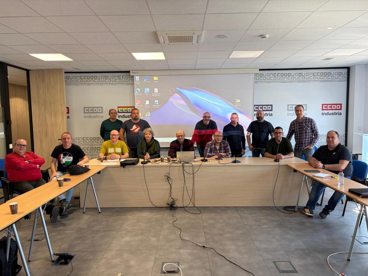 La ejecutiva de CCOO en Exide junto al responsable del auto