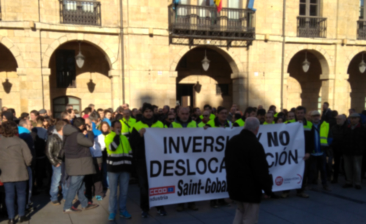 Trabajdores de Saint Gobain se concentran a las puertas del Ayuntamiento de Avils