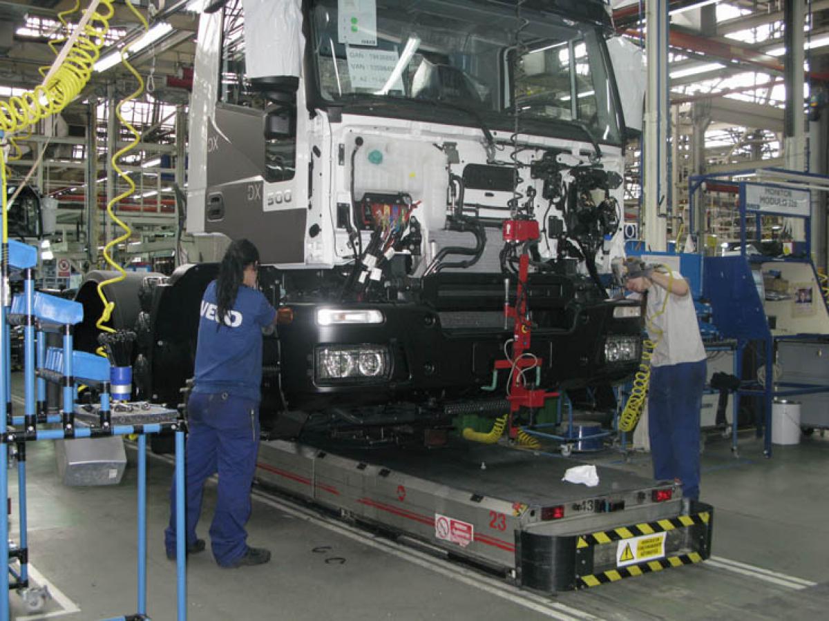 Mujeres trabajando en la planta madrilea de Iveco