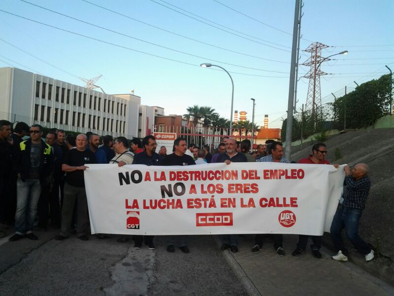 Trabajadores concentrados en las puertas de la refinera Gibraltar de CEPSA