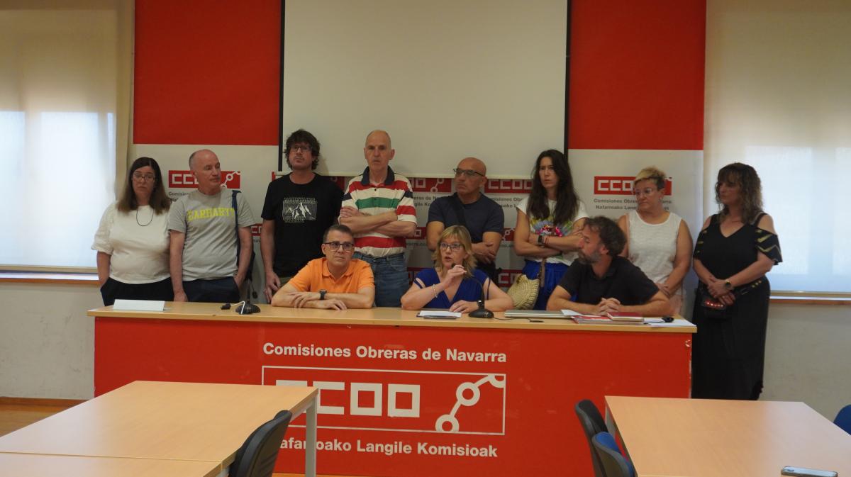 La plantilla de la estacin de servicio de Legarda junto a Jose Antonio Garcia, Eva Ciurriz y Mario Lpez en la rueda de prensa en la sede del sindicato.