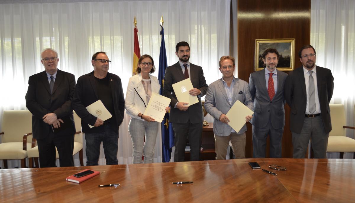 La ministra de Industria y los secretarios generales de CCOO de Industria y UGT FICA junto al resto de firmantes del acuerdo