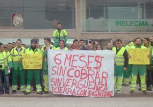 Trabajadores concentrados a las puertas de la empresa de Herrera de Camargo