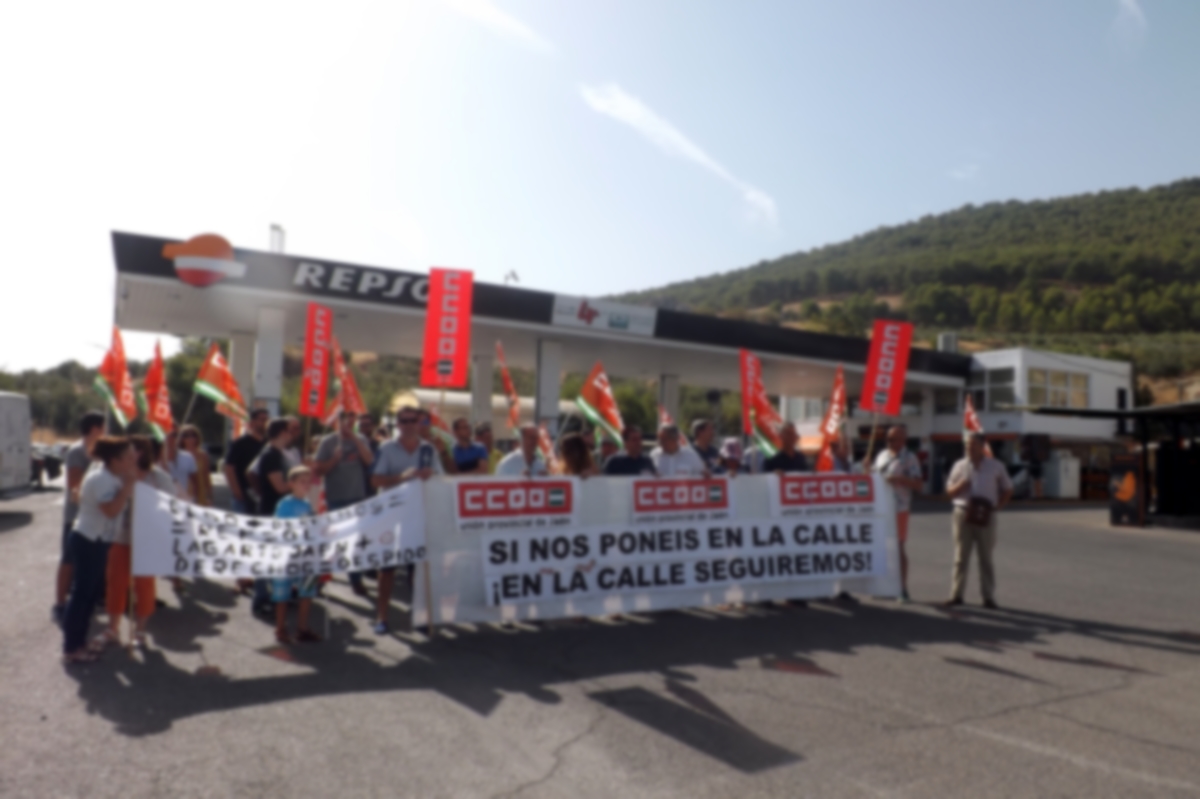 Foto de la concentracin frente a la gasolinera "El largarto de Jan"