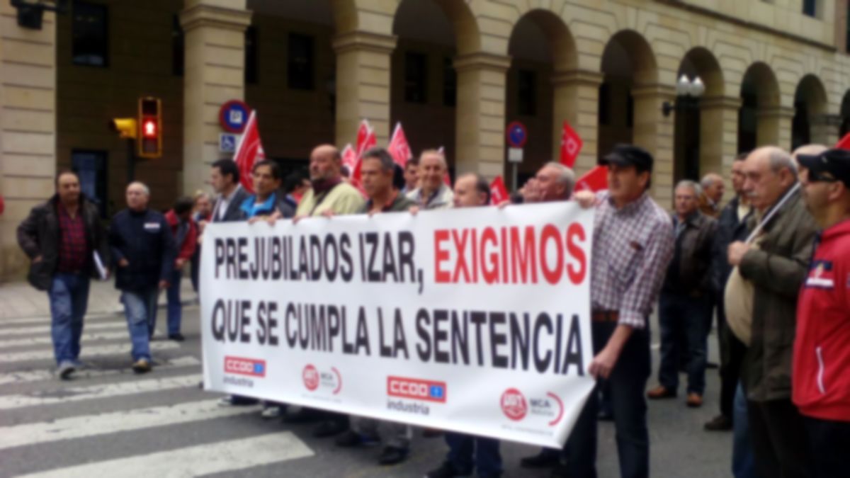 Concentracin de ex trabajadores de Izar Gijn frente a la Delegacin de Hacienda en Gijn.