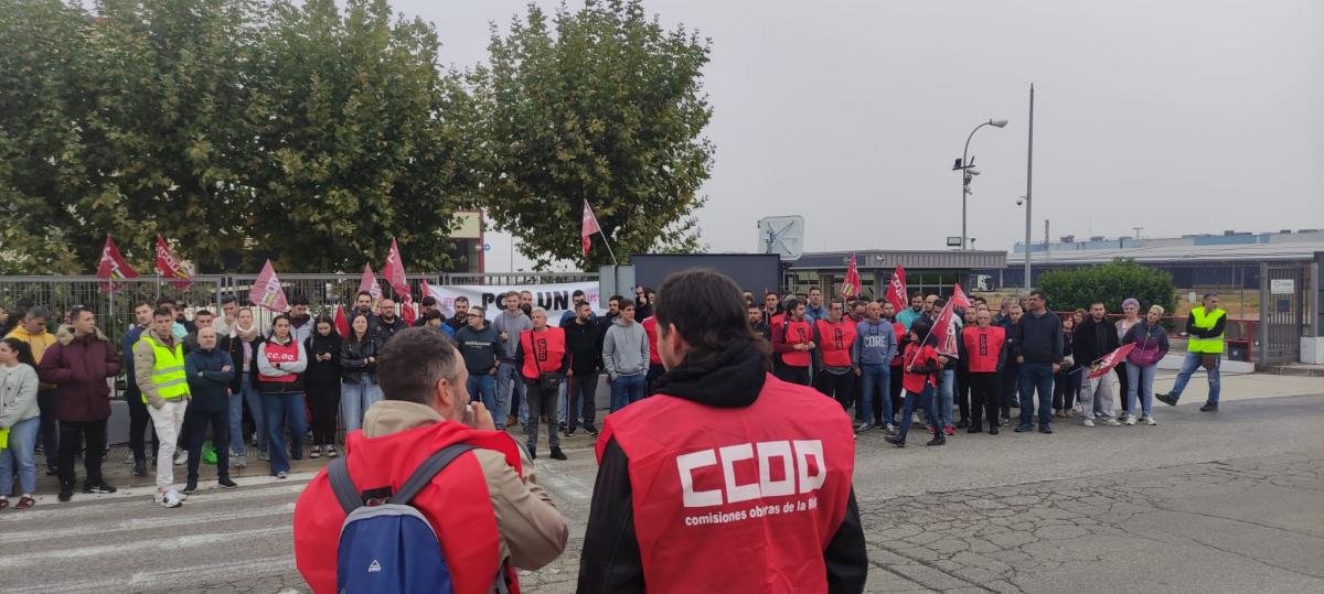 Trabajadores y trabajadoras de Crown La Rioja en protesta por mejorar sus condiciones de trabajo