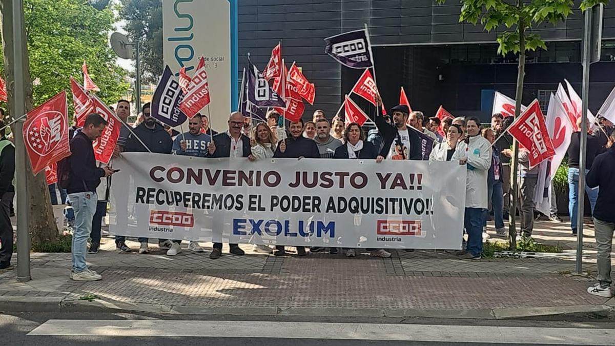 Representantes sindicales y plantilla de Exolum durante la concentración celebrada hoy frente a la sede social de la empresa, en defensa de un convenio justo y la recuperación del poder adquisitivo.