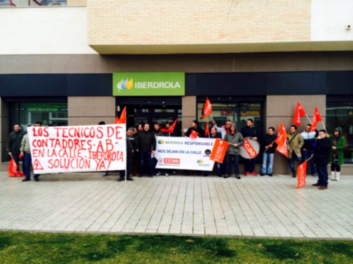 Concentracin de los trabajadores ante IBERDROLA