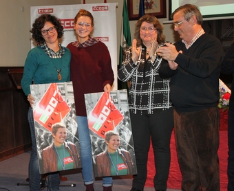 Las hijas de Toi, MDolores y Marta, con el regalo que Vidn y Garca entregaron en nombre de CCOO