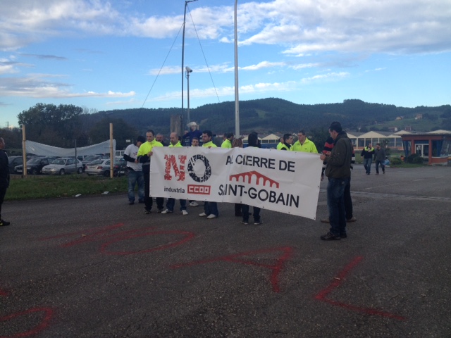 Trabajadores de Saint Gobain Renedo, concentrados a las puertas de la fbrica al arrancar la reunin