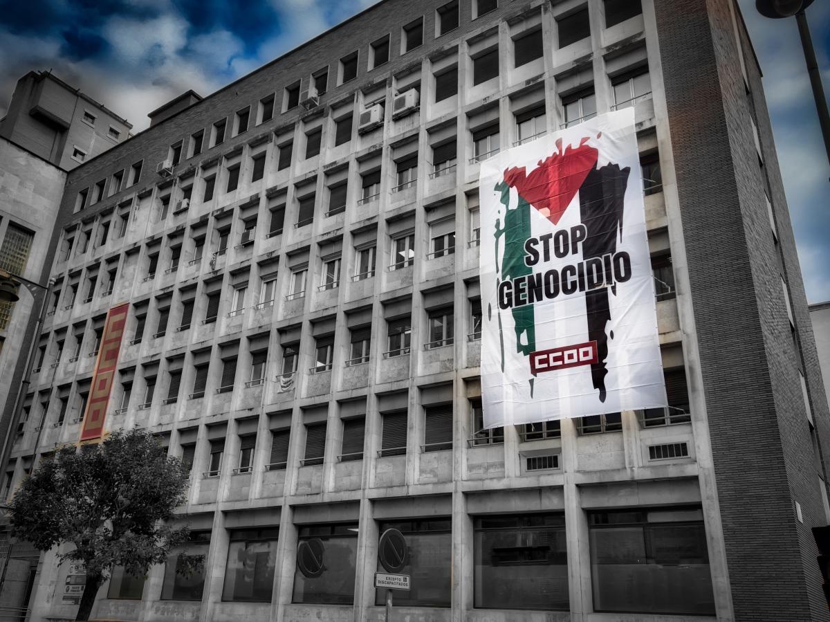 Imagen de la sede de CCOO La Rioja con una gran lona en su fachada donde se lee “STOP GENOCIDIO”, como muestra de solidaridad con el pueblo palestino y denuncia del ataque a los derechos humanos.