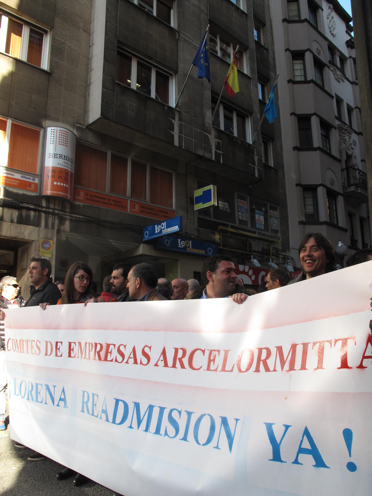 Concentracin frente a la sede del UMAC en Gijn.