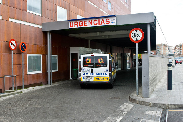 Un momento de la llegada de la ambulancia con el trabajador fallecido en Zamora.