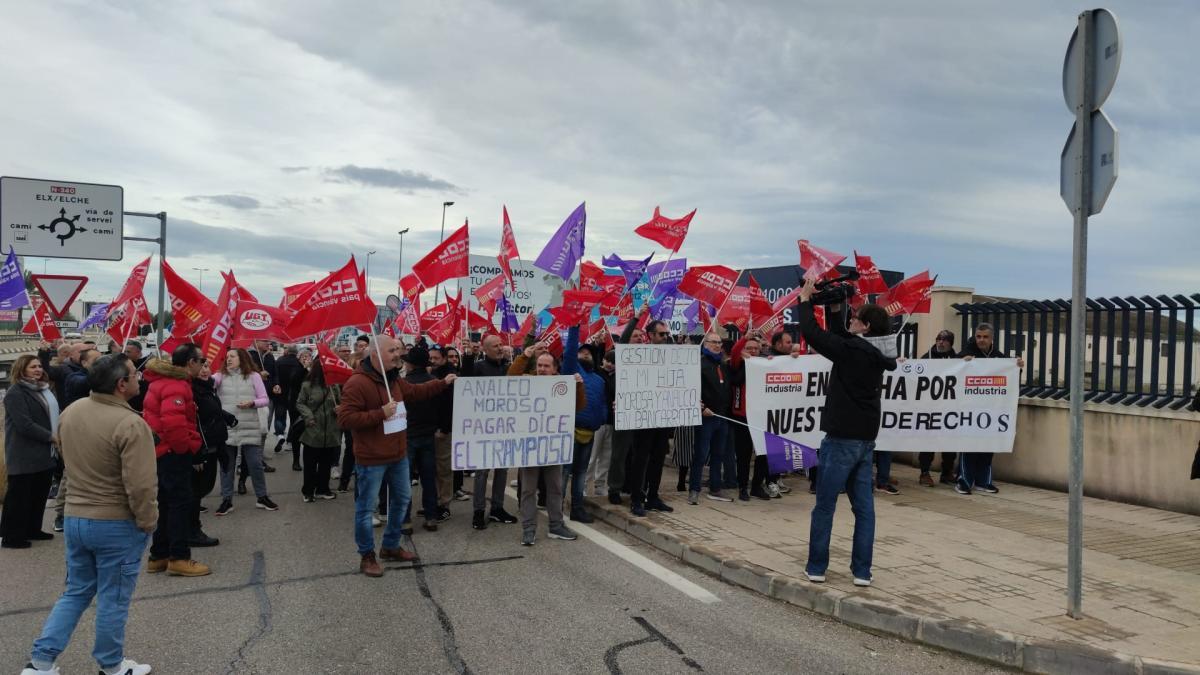 Treballadors i treballadores afectats pels EROs i els acomiadaments.