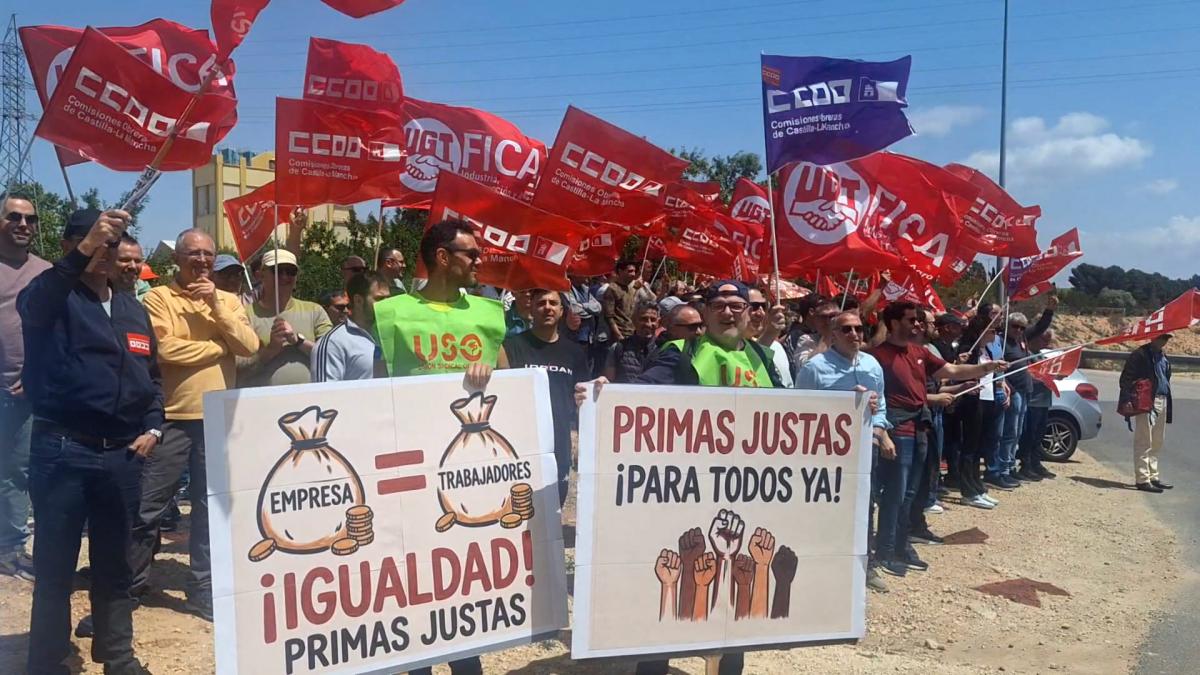 Manifestación frente a Crisnova Vidrio