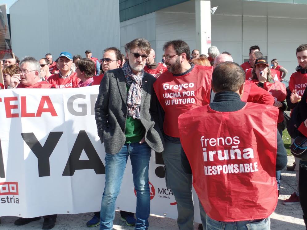 Los trabajadores de Greyco, concentrados frente a la sede de Frenos Irua