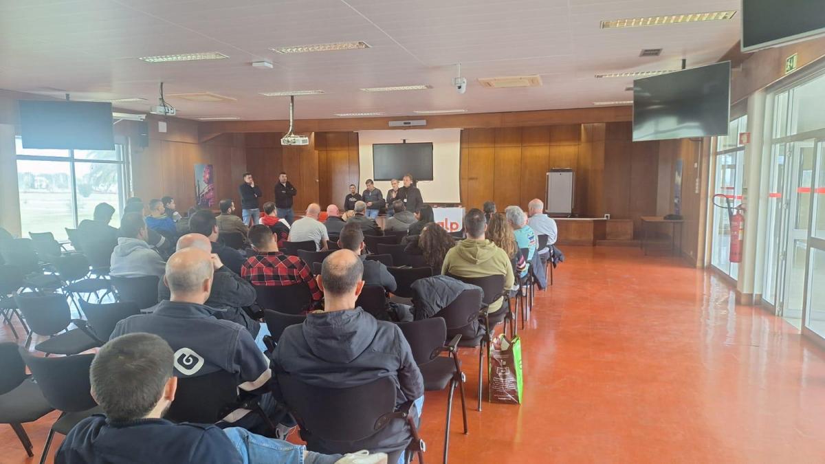 Asamblea informativas con la plantilla de la refinería de Siles