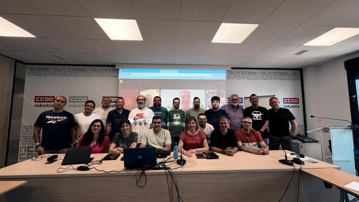 La ejecutiva junto a representantes de CCOO de Industria